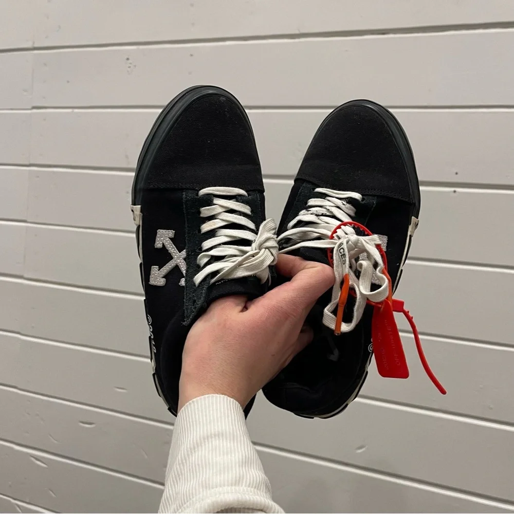 Off-White vulc low Black Striped Sneakers - Picture 6 of 10